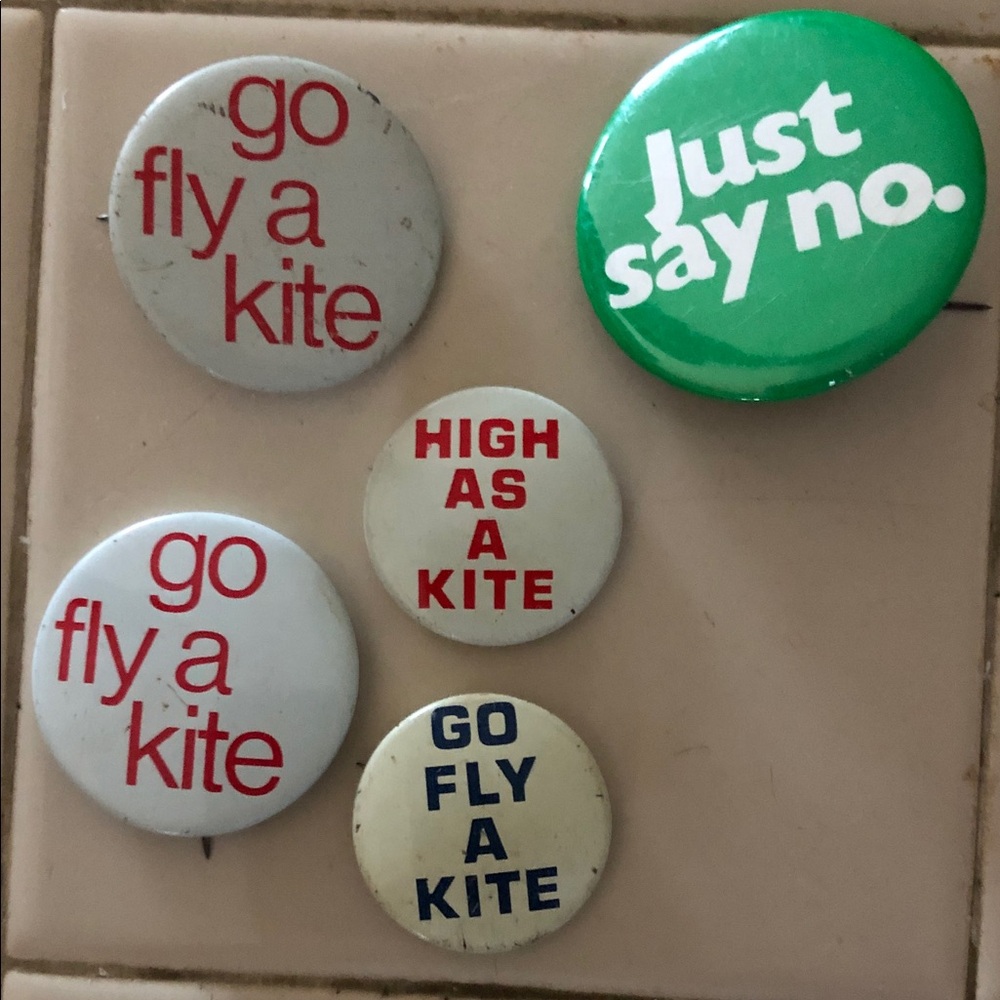 Vtg go fly a kite high as a kite pins